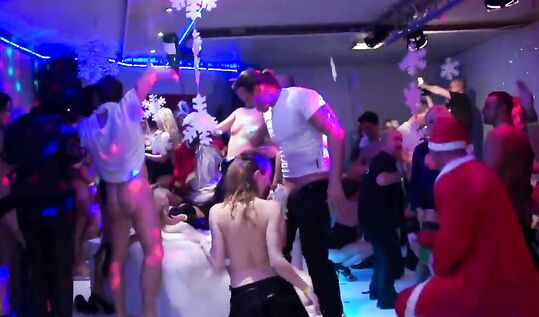 Новогодний корпоратив в клубе перерос в пьяную оргию бухие сотрудники трахается толпой и снимает на камеру секс пати
