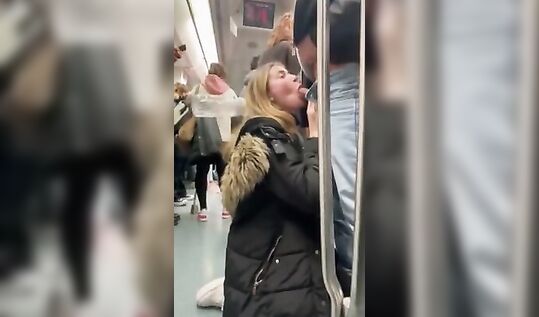 Бухая телка сосет в метро при пассажирах, а подруга ее снимает и угарает над ней