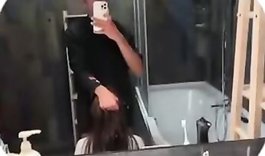 Слив Паша Сникерс дает в рот телке в ванной на коленях