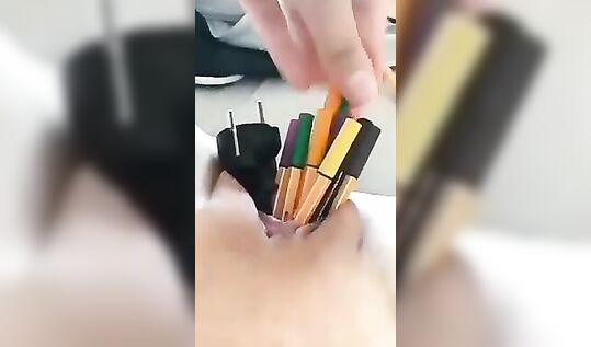 Конченная нимфоманка запихала себе в пизду провод от компа с вилкой, морковку и кучу карандашей страдая от недотраха