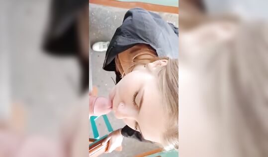 Чувак снял шкуру средь бела дня Алису Alice Pankova aka Thellitlepussy18 и завел ее в подъезд пососать хуй