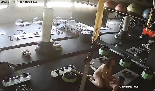 Парочка трахается в фитнес зале и палится на скрытую камеру