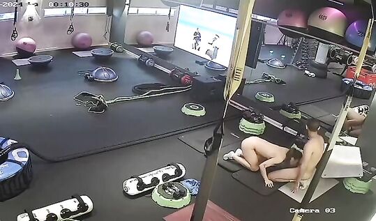 У телки парень работает в фитнес центре и она приходит к нему поебаться ночами пока никого нет, но они и не представляют что их снимают на скрытую камеру