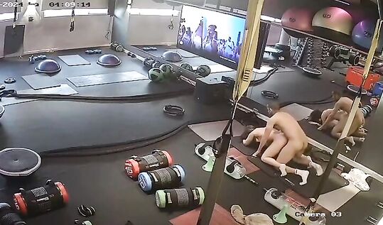 Додик трахает свою подругу в спортивном зале и не в курсе что их снимает скрытая камера
