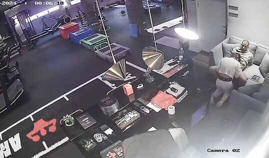 Тупая шкура сосет парню у него на работе и попадает на скрытую камеру