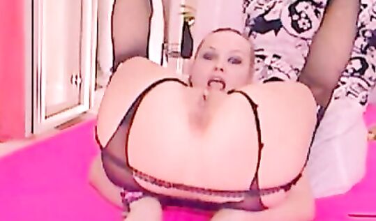 Одичавшая милфа нимфоманка 000MaryXXX лижет себе пизду и трахает себя в жопу стулом и бутылкой