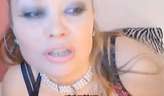 "Сейчас я засуну их в себя!" сисястая вебкамщица 000MaryXXX засунула в пизду себе трусы и потом зажевала их