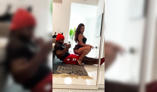 Шалава Nastya Nass с шикарной жопой прыгает на большом черном члене перед зеркалом