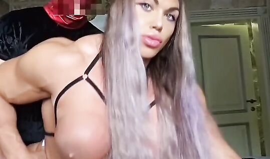 Мужичок трахает раком накаченную русскую шкуру бодибилдершу Наталия Кузнецовю aka Наталия Трухину aka Amazonka aka Nataliyaamazonka с анальной пробко в жопу