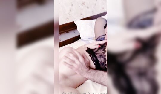 "О да вылизывай мою пизду! Как приятно! Давай язычком трахай меня! да! Я щас кончу!" московская проститутка милфа Nastya Tasty aka Настя Тасти приехала на вызов к таджику на хату и дала полизать ему свою обкончанную пизду