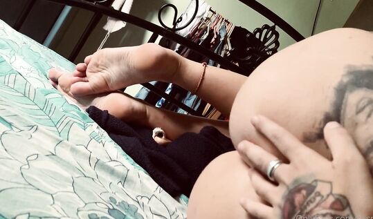 Дрочер Дзюба слил в сеть видос где его голая подруга Cosmos_yo aka Наталья Ожерельева aka Наташка Веретенникова трахает себя пальчиком в попку