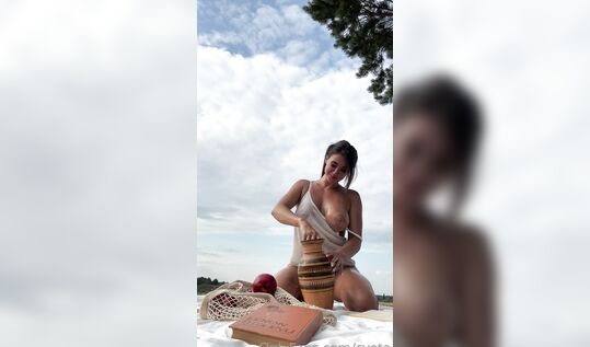 Светлана Федоркович aka Sveta_f aka Gleammygirl aka Shinybae показала свою большую сиську на отдыхе