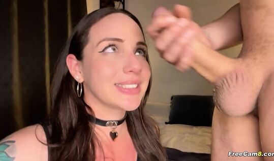 Глубокая глотка похотливой милфы: жестко трахают рот и кончают до самых гланд