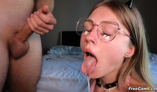 Глубокий Минет Блондинки: Кончил в горло, пока сперма не потекла изо рта