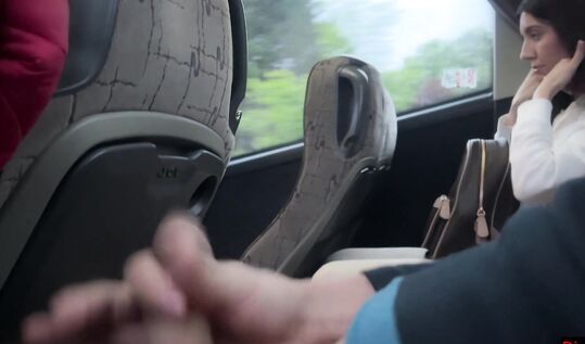 Дрочит в автобусе, пока никто не видит! Рискованно палит член и доводит до бурной кончи.