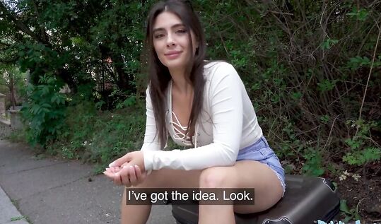 Тру Кейт скачет на хуе на публике! Агент трахнул ее на природе, пока киска не потекла рекой