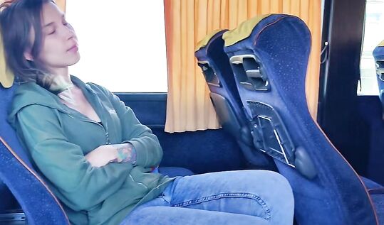 Дерзкая студентка отсосала в автобусе! Публичный минет до глубокой глотки прямо на заднем сиденье