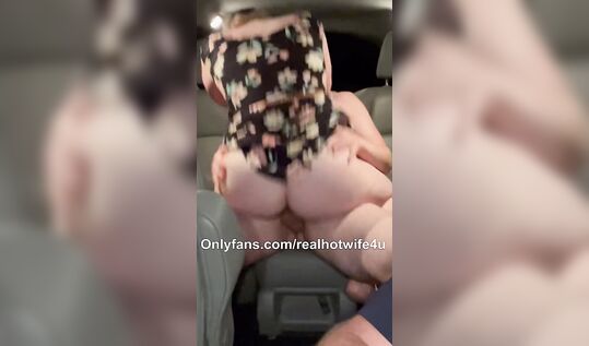 Хотвайф ебётся в машине с любовником, пока муж-куколд крутит баранку