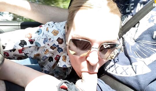 Русская милфа в такси платит натурой: отсос с заглотом и сперма прямо в глотку!