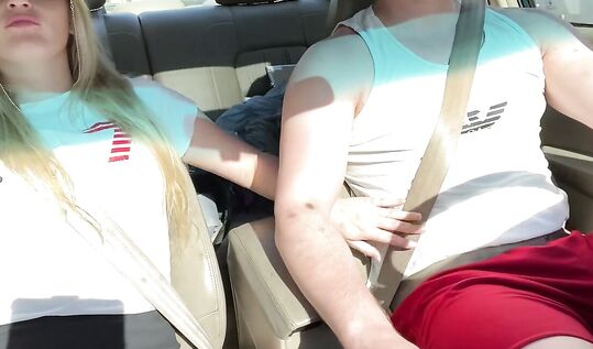 Минет в тачке на ходу: Блондинка давится членом, пока он рулит, и жадно глотает сперму