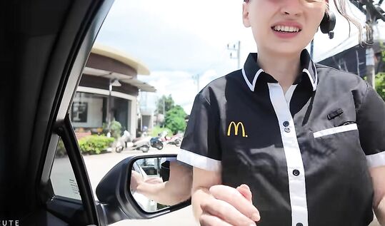 Работница Мака извиняется за кофе: жёсткий отсос и трах в туалете