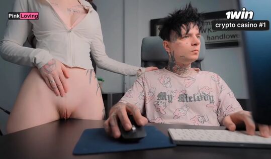 Альтушка отсосала геймеру прямо в катке! Кончил в глотку, не отрываясь от монитора