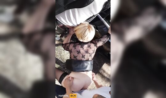Тройничок с милфой прямо в парке — отсосала двоим на глазах у прохожих