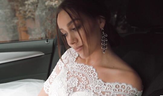 Сбежавшая невеста Luxurygirl высасывает хуй до дна и глотает сперму