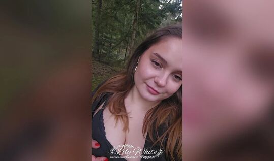 Лесной трах от первого лица: Ебут пышку в жопу, а она все снимает и ловит кончу на лицо!
