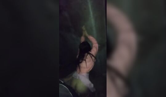 18-летняя брюнетка дала за гаражами, а потом её оттрахали дома и залили жопу спермой