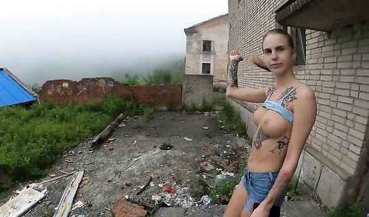 Подруга отсосала в подъезде заброшки, а потом гуляла по улице без майки