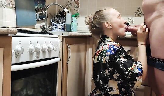 Отжарил блондинку раком, пока та мыла посуду, и залил спермой её большую жопу